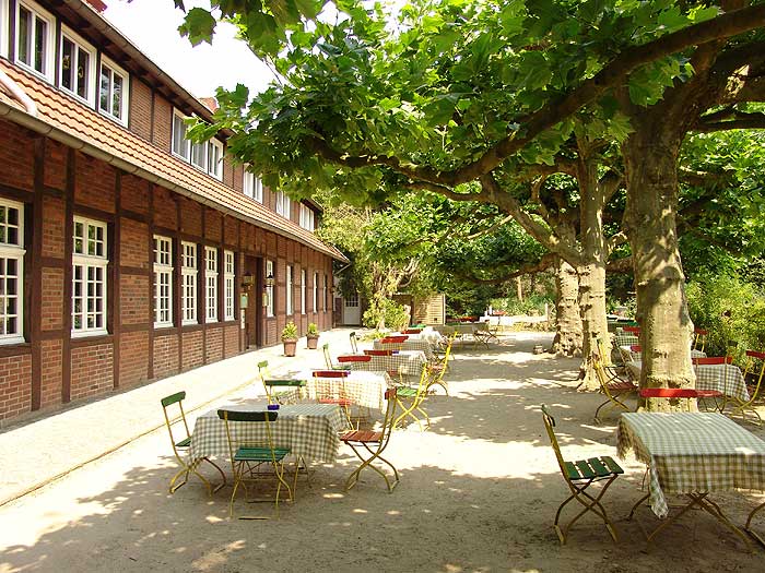 Außenansicht des Restaurants - Fachwerk und Biergarten