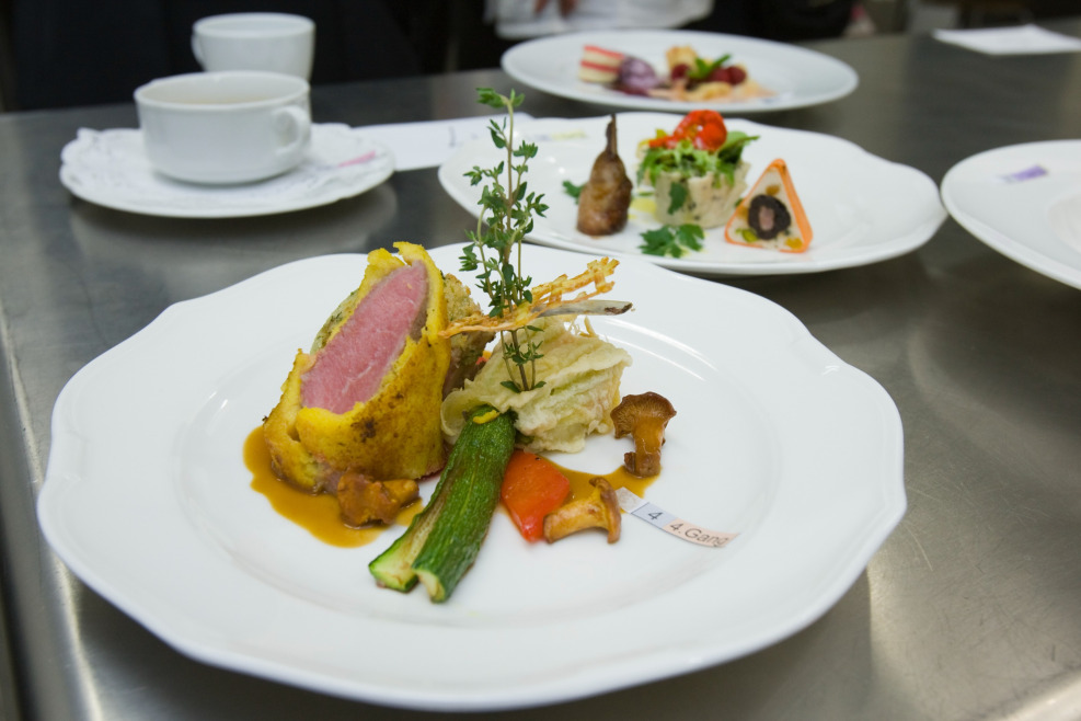 Lammrücken in Kruste mit Pfifferlingen und Gemüse