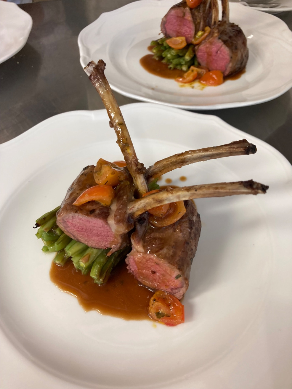 Lammkarree mit Bohnen und Bratentomaten