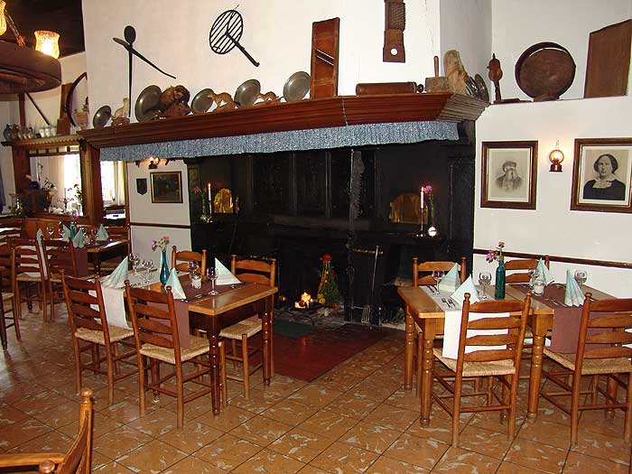 Der Kaminraum - schwere Holzdecke, offener Kamin, gedeckte Tafel